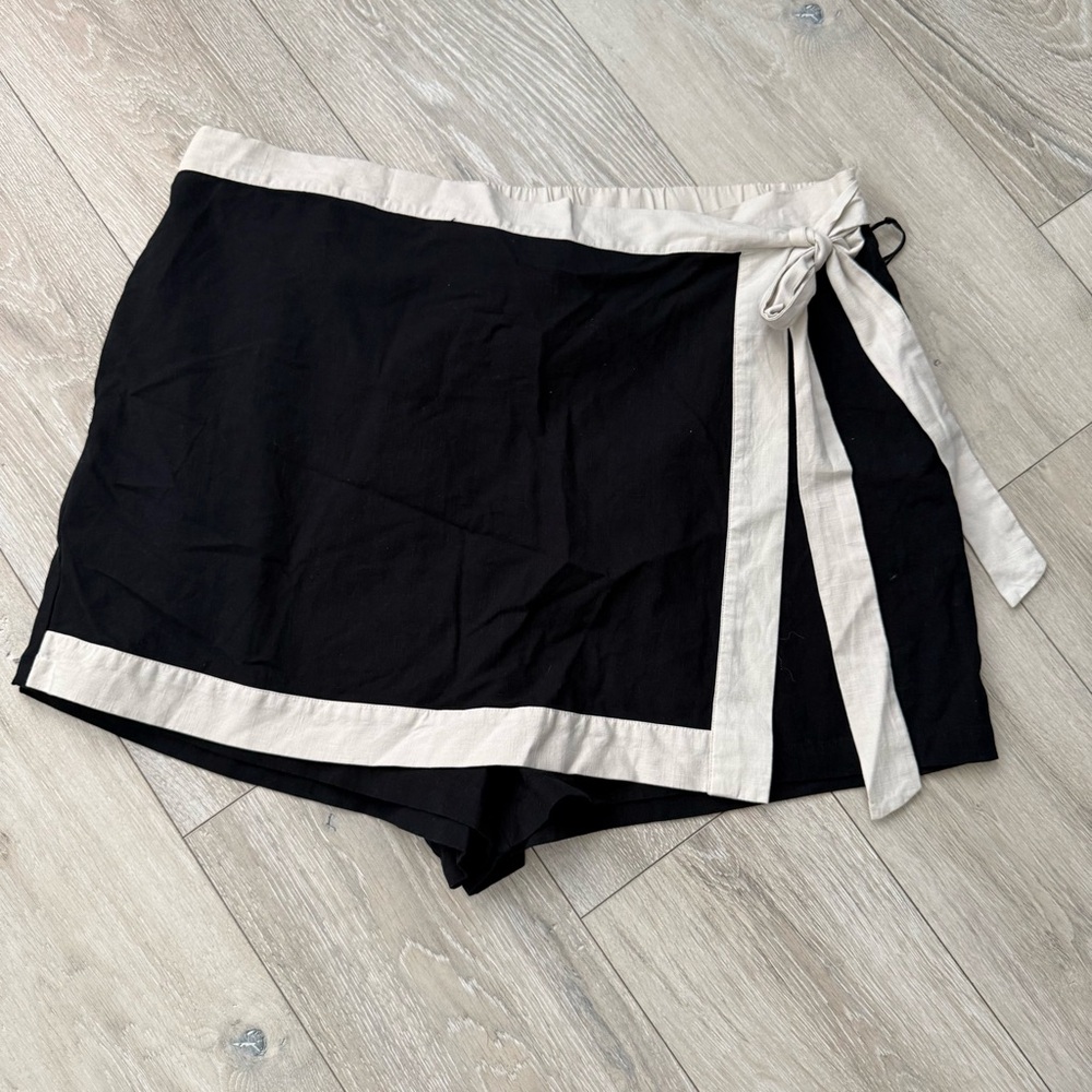 Ava & Viv Black and Cream Wrap Skorts